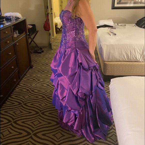 Gorgeous formal gown by DaVinci. - Picture 2 of 7